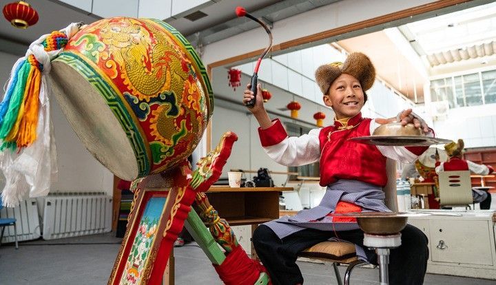 藏戏小演员为表演伴奏。新华社记者 丁增尼达 摄