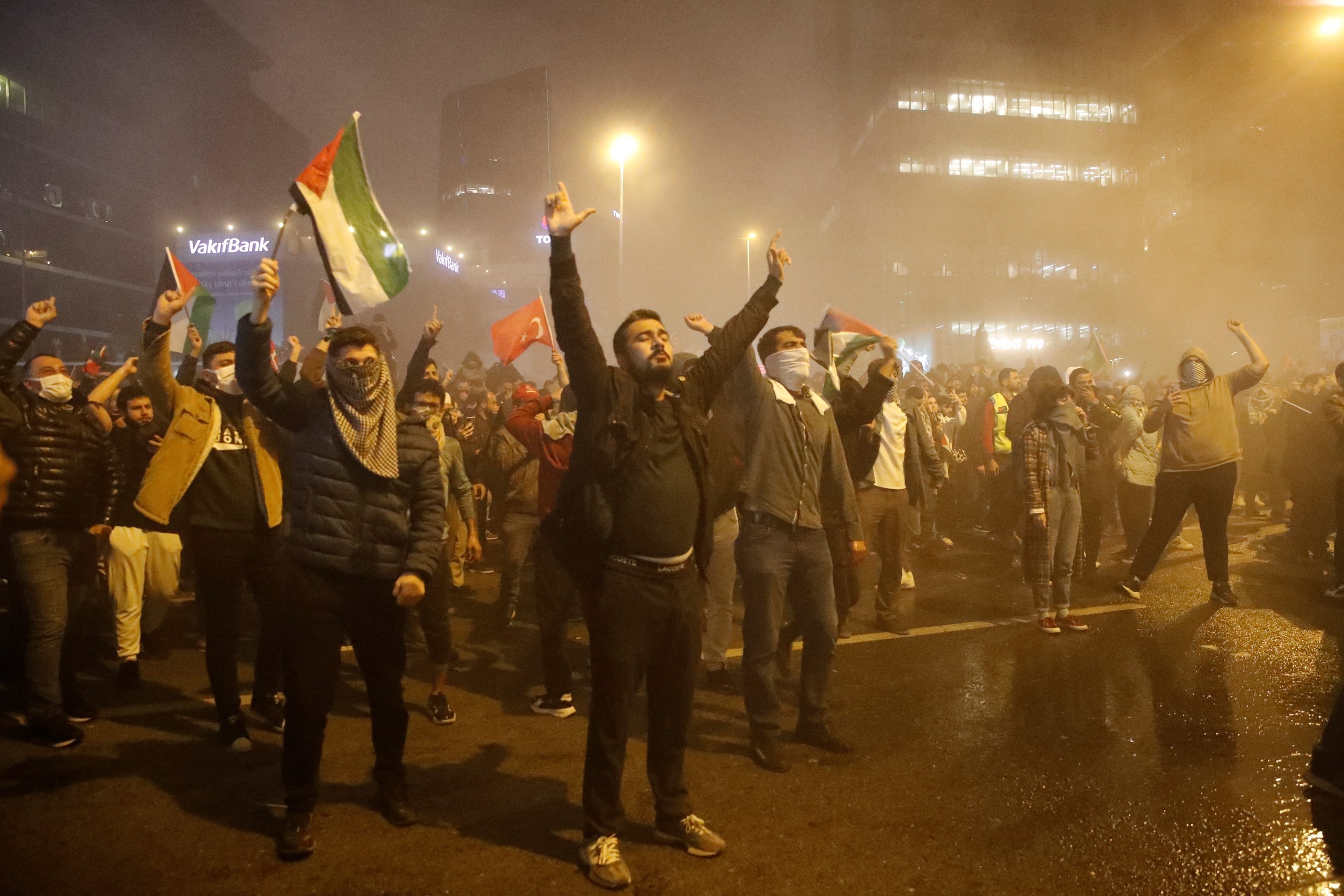 土耳其伊斯坦布尔，抗议者在以色列领事馆外声援巴勒斯坦 图自IC photo