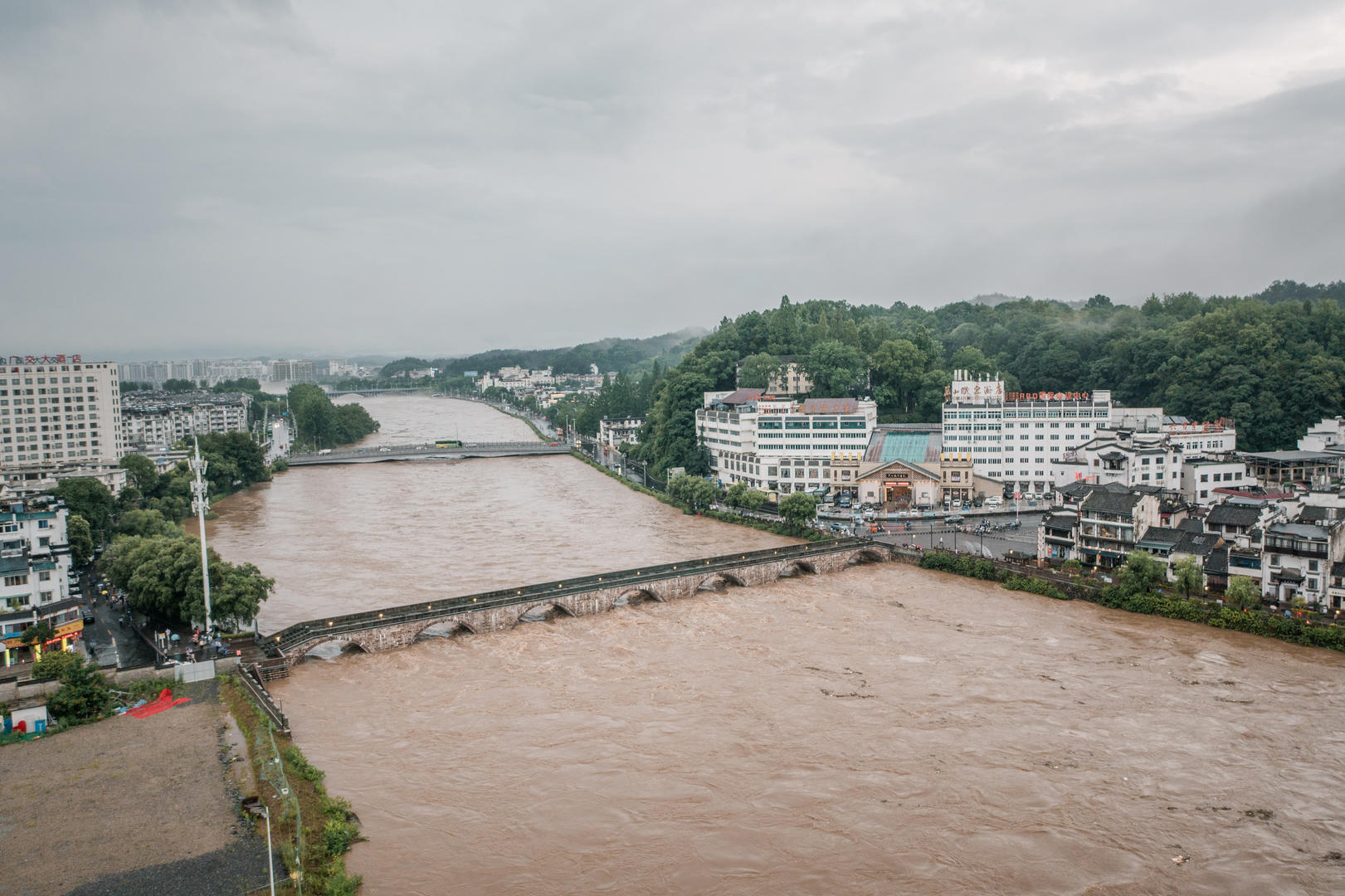 安徽黄山遭遇强降雨后，有民宿老板称房子一度被淹近1米，因清淤等半月内无法迎客