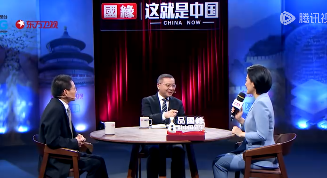 来自意大利的游客在北京天坛公园体验太极拳后合影留念。新华社