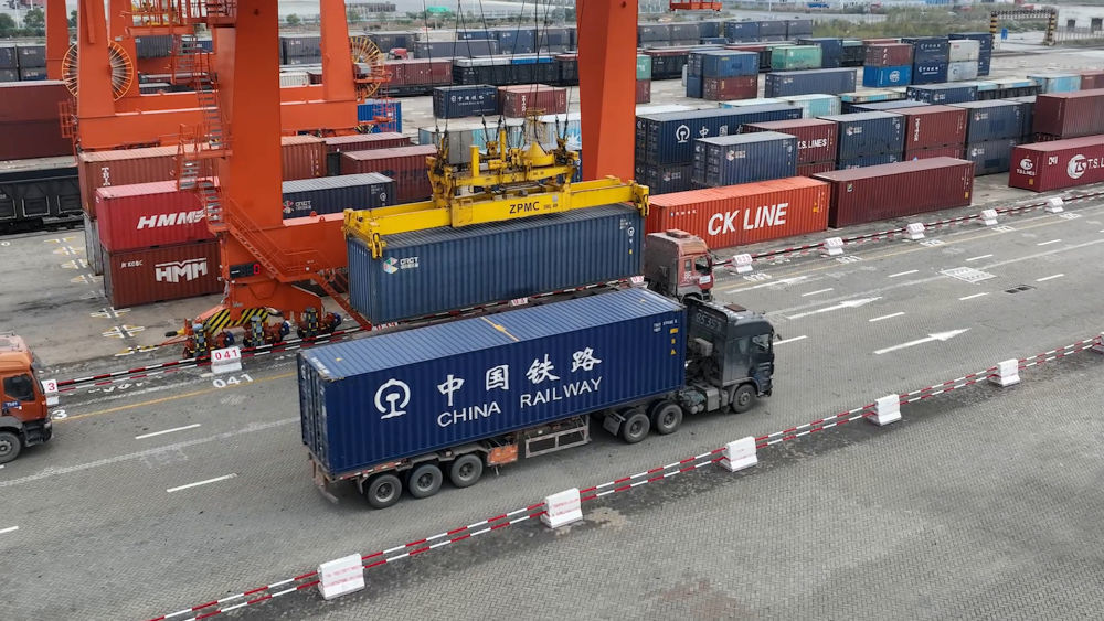 2024年1月19日，广西钦州港码头吊车在调运装有东盟商品的集装箱。新华社发（邢星 摄）