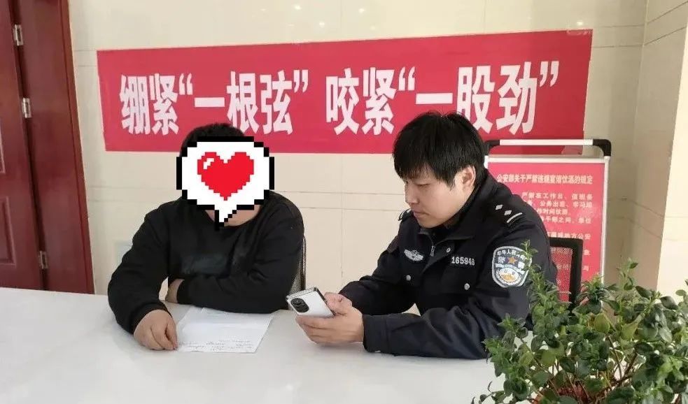 图为民警在给王阿姨说明骗子的诈骗套路