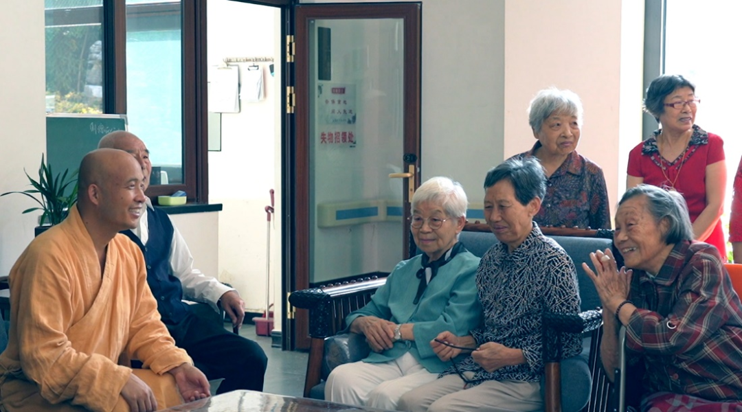 达照法师前来看望老人们