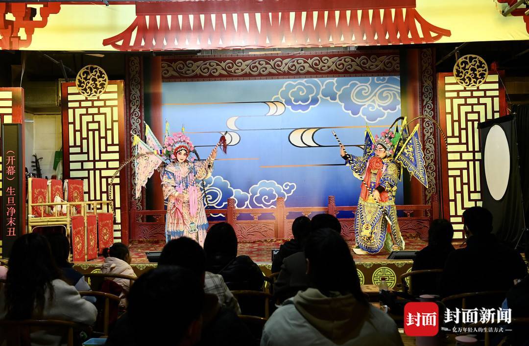 喝盖碗茶变成吃爆米花在三花川剧团看演出的观众越来越年轻了新春走