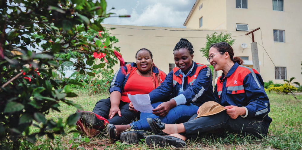 在肯尼亚内罗毕,非洲之星铁路运营公司工电部电子设备检修工区工长陈玲(右)在休息时教学员唱中文歌曲(2023 年 5 月 23 日摄) 王冠森摄 / 本刊