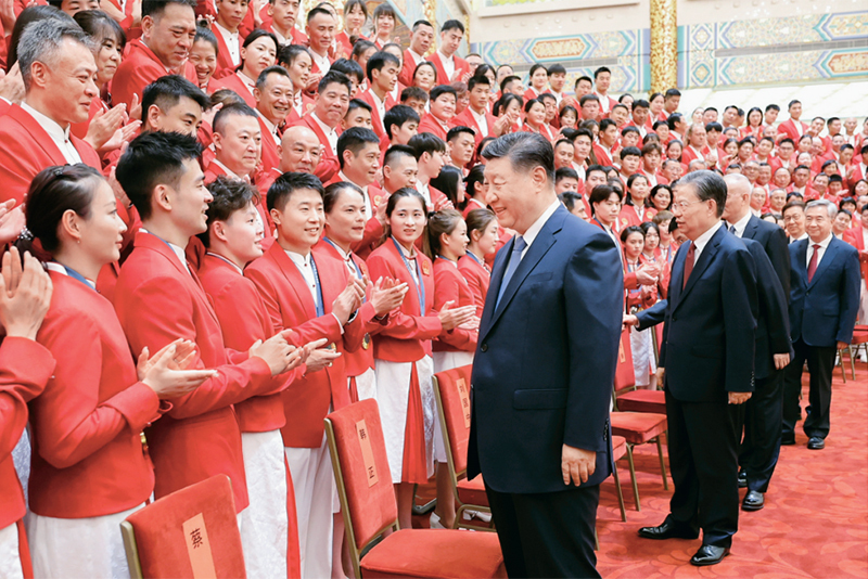2024年8月20日,党和国家领导人习近平、赵乐际、王沪宁、蔡奇、李希、韩正等在人民大会堂接见第33届夏季奥林匹克运动会中国体育代表团全体成员。 新华社记者 鞠鹏/摄