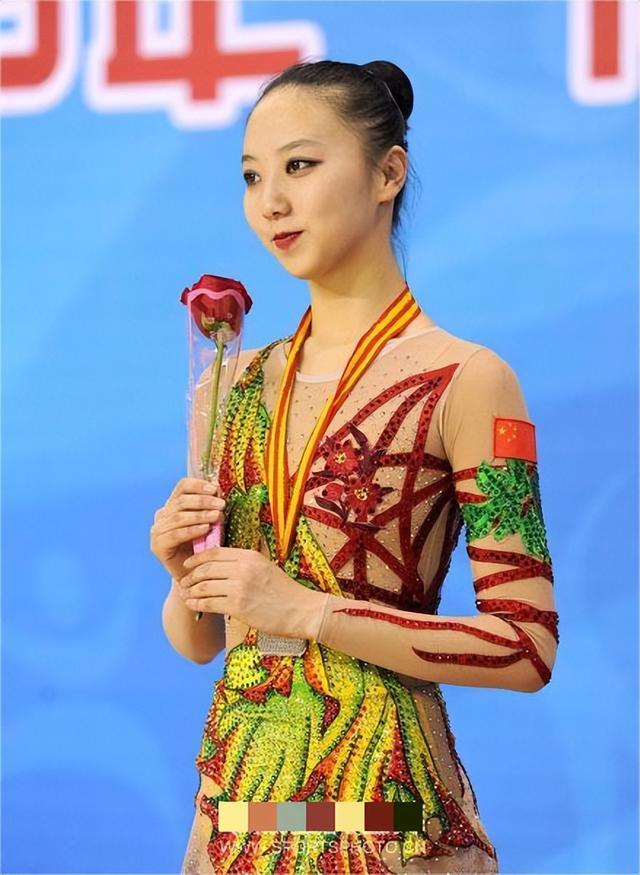 她被誉为体坛第一美女，身材傲人不输潘晓婷，18岁就与杨鸣谈恋爱