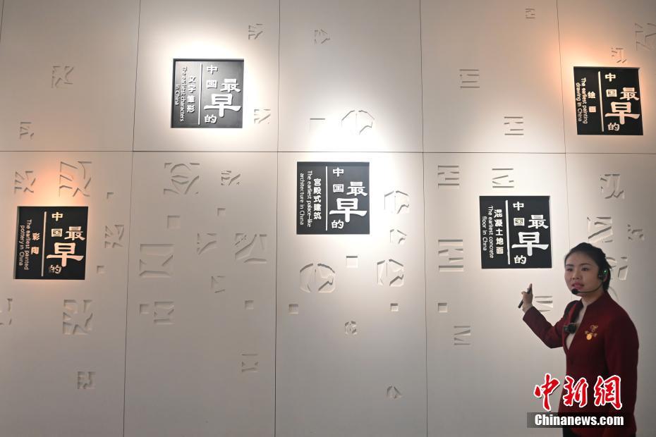 图为大地湾博物馆讲解员介绍大地湾遗址出土之最　中新社记者　李亚龙　摄