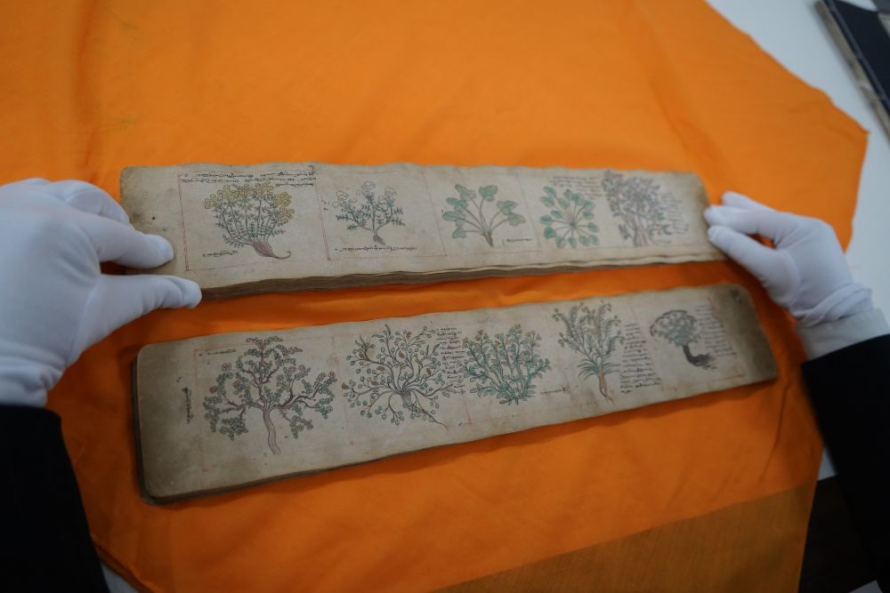 4月18日，在青海藏医药文化博物馆库房内保存的古籍《药物图释&middot;白银镜》。新华社记者 耿辉凰摄