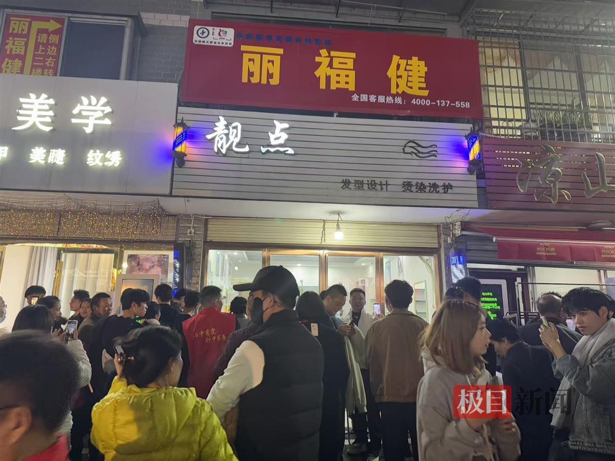 深夜的理发店外