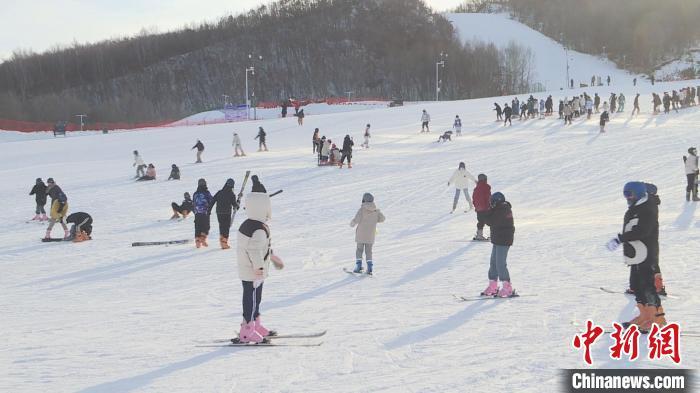 图为扎兰屯金龙山滑雪场迎来大批滑雪爱好者。靳黛摄