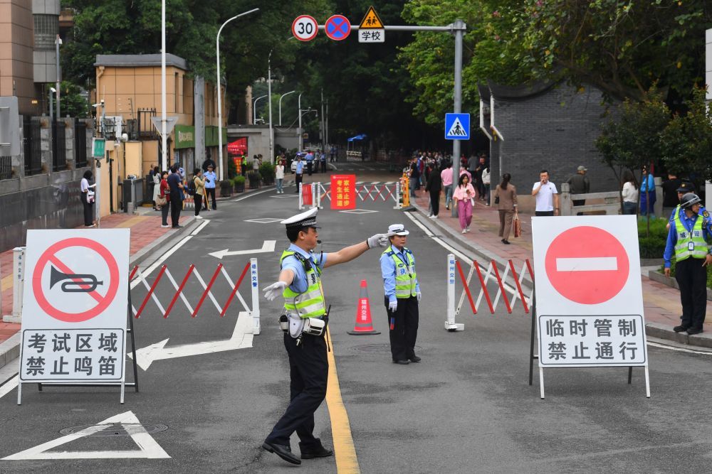 ↑6月7日，在2024年福建省普通高校招生考试福州第十一中学考点外，交通警察维持周围秩序。新华社记者 姜克红 摄