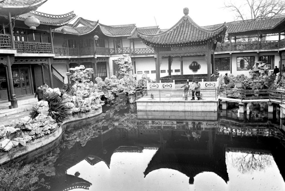 1980年拍摄的江苏扬州何园一景。扬州有多处各具特色的园林建筑，其中有的以竹著称，有的以水为胜，有的以厅廊见长，也有的以山石为主，它们大都建于清代。