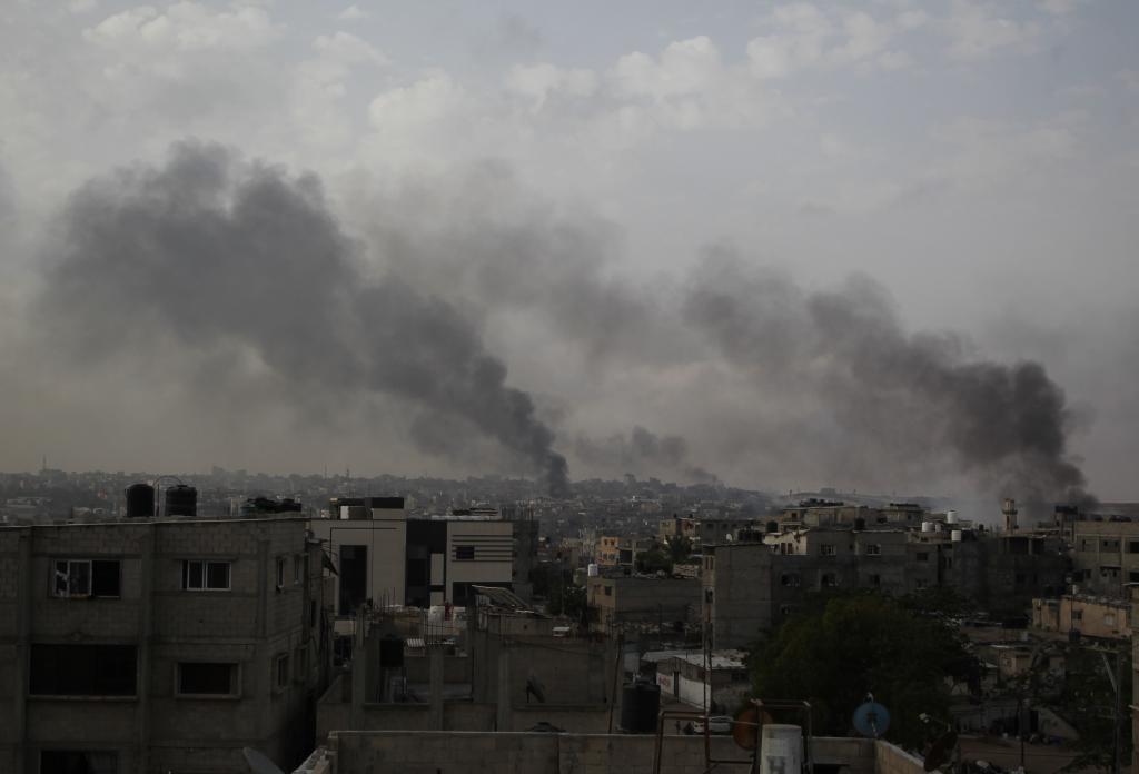 以色列陆军坦克5月28日开进加沙地带南部城市拉法市中心。图为拉法当天在以军密集轰炸期间升起浓烟。新华社发（哈立德·奥马尔摄）