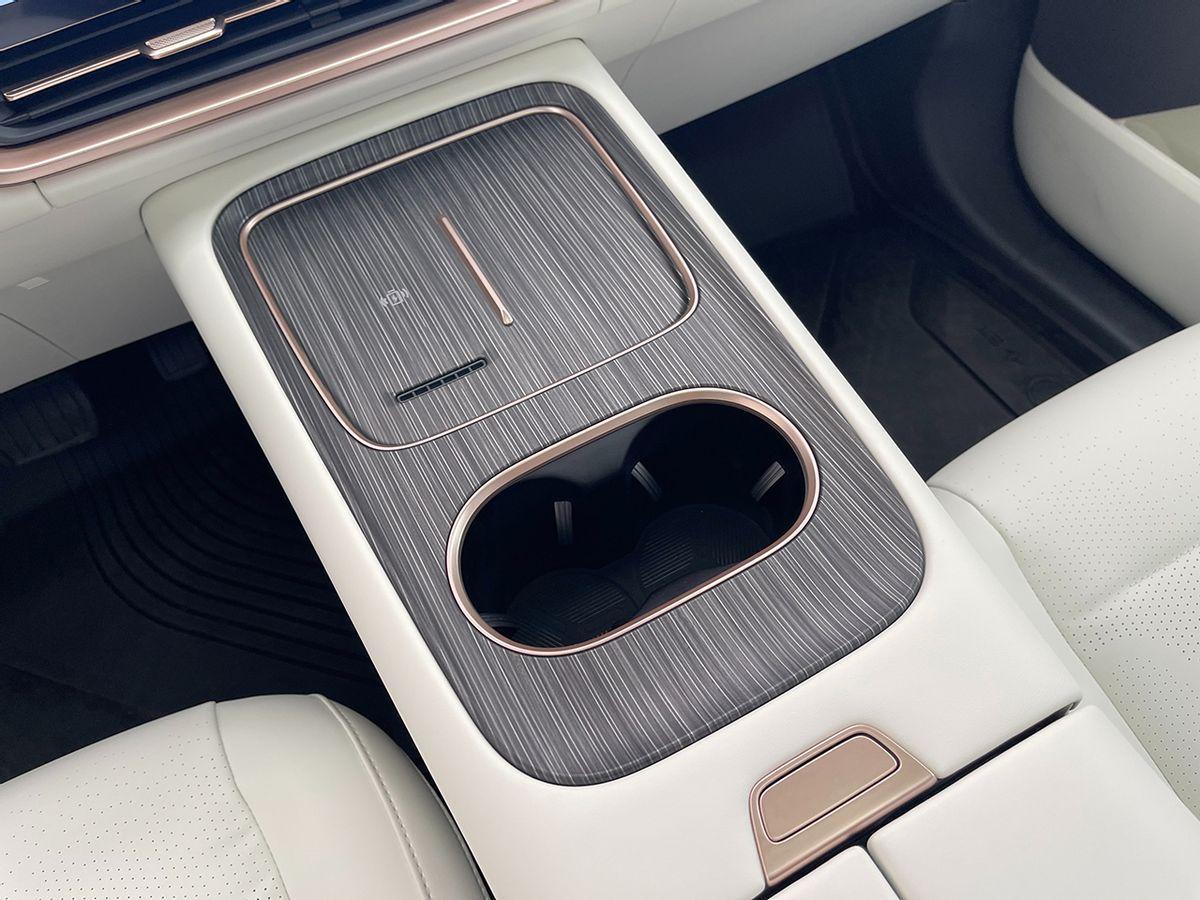 比理想L8便宜10万,也有冰箱彩电大沙发,东风eπ008实拍