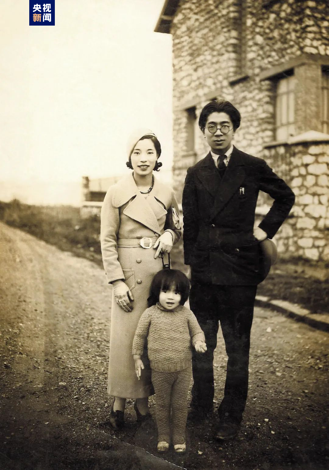 △常书鸿一家三口在法国里昂。照片中的小女孩为常沙娜