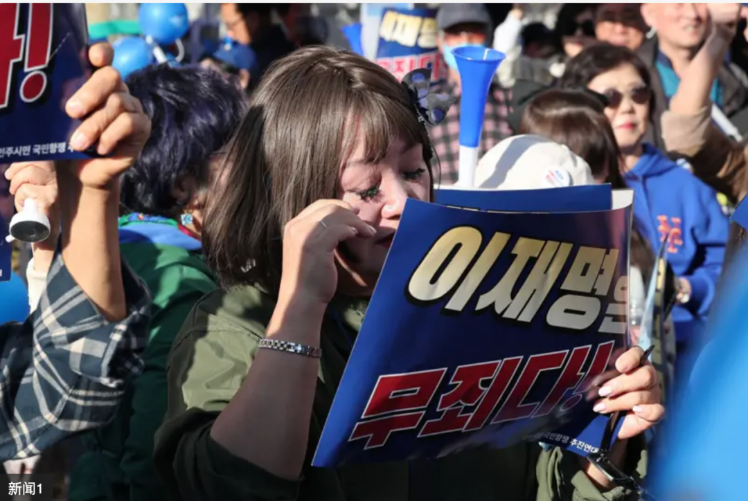 ◆11月15日，李在明因违反公职选举法一审被判有罪后，一名支持者流下眼泪。