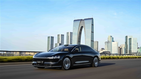 真花粉!杨幂下单享界S9等提车 还是华为Mate X5用户