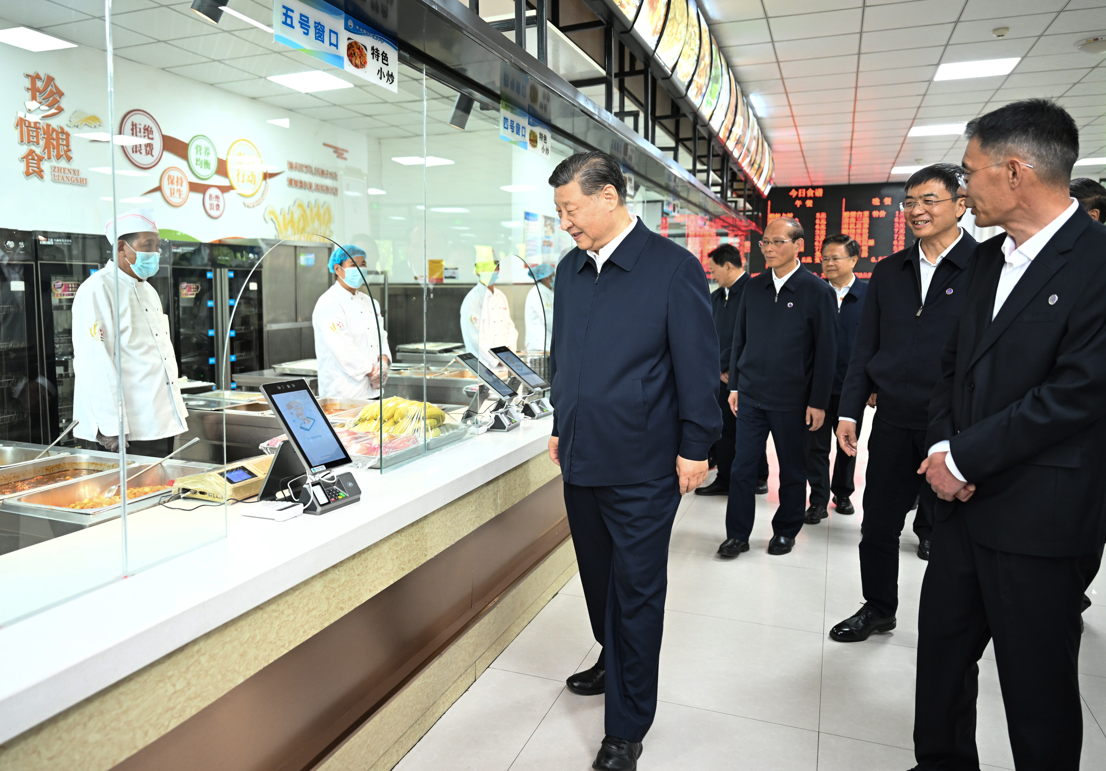 △ 2024年6月18日，习近平总书记在青海果洛西宁民族中学食堂察看学生就餐条件。