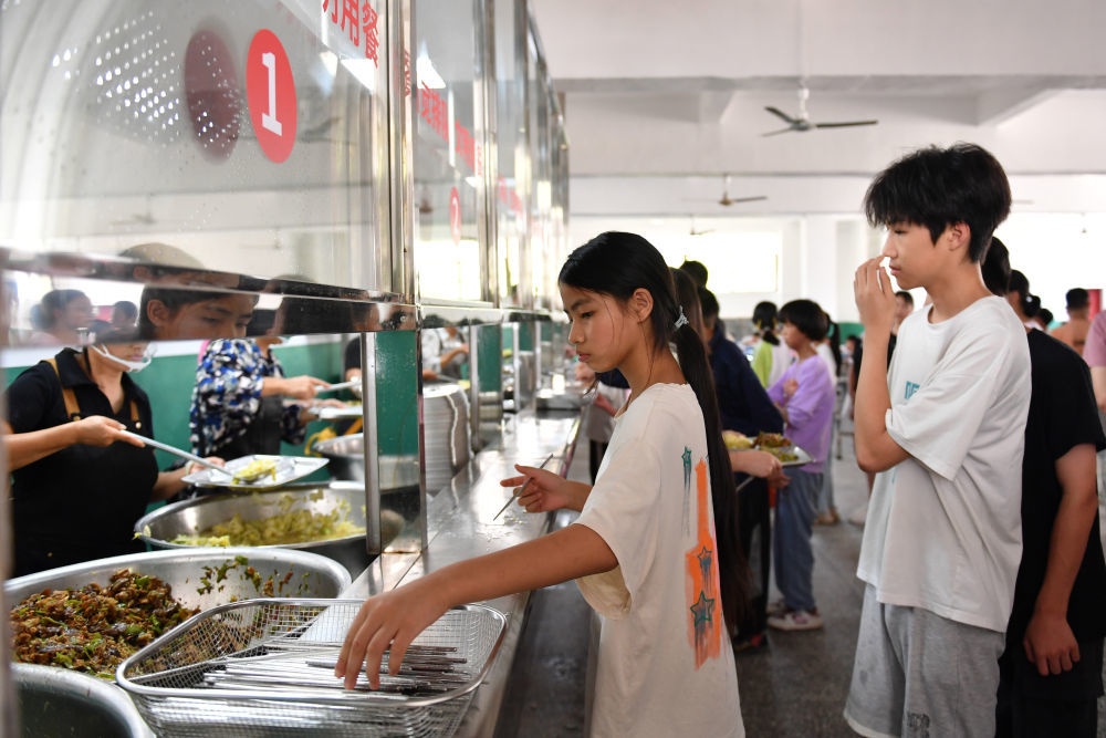 9月2日，资兴市第二中学学生在食堂打饭。新华社记者 陈振海 摄