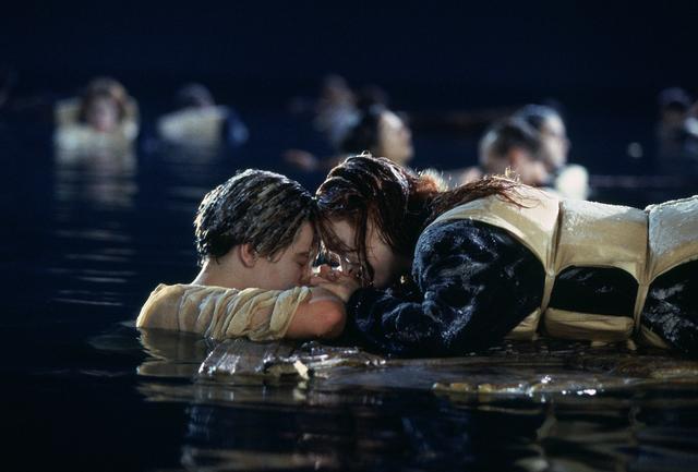 电影《泰坦尼克号》中的“救命门板”，拍了71.8万美元