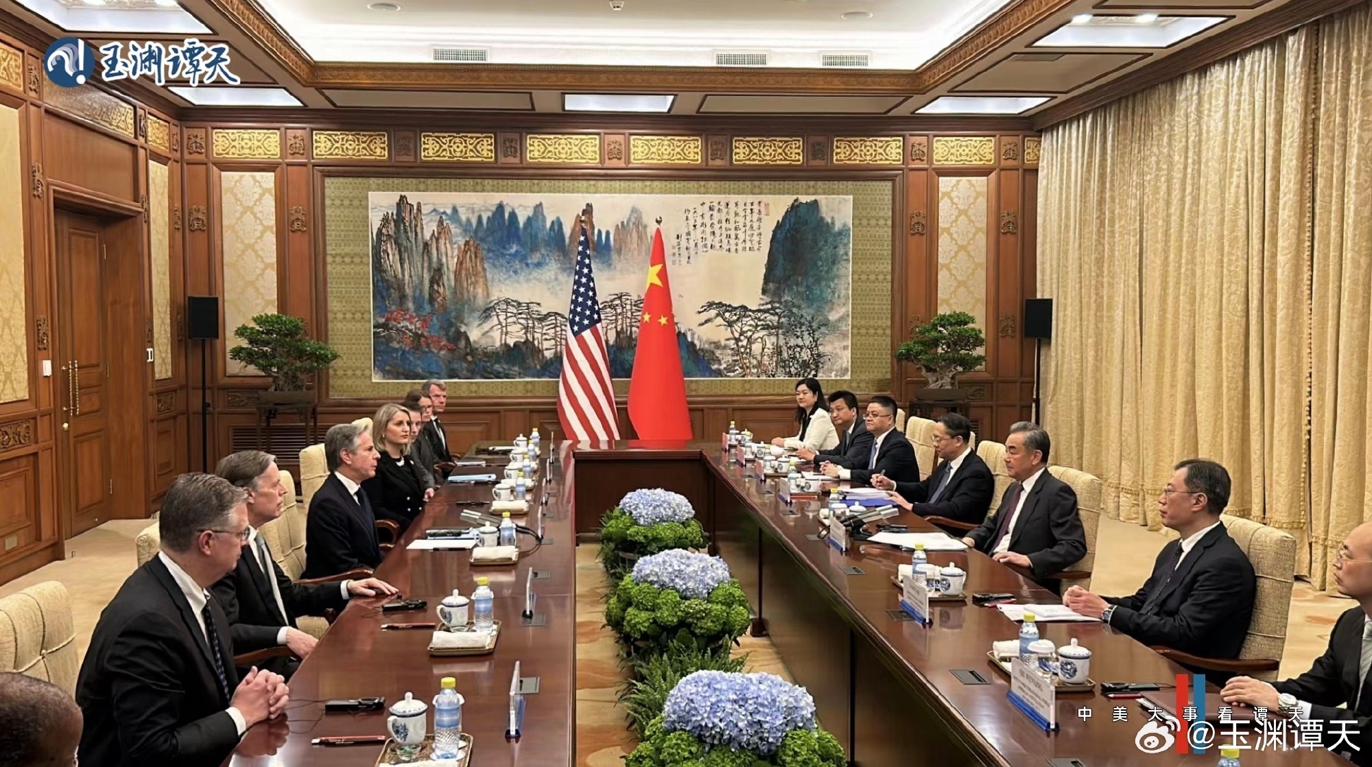 4月26日，中共中央政治局委员、外交部长王毅同美国国务卿布林肯举行会谈，提出中方对中美关系的“三个一以贯之”