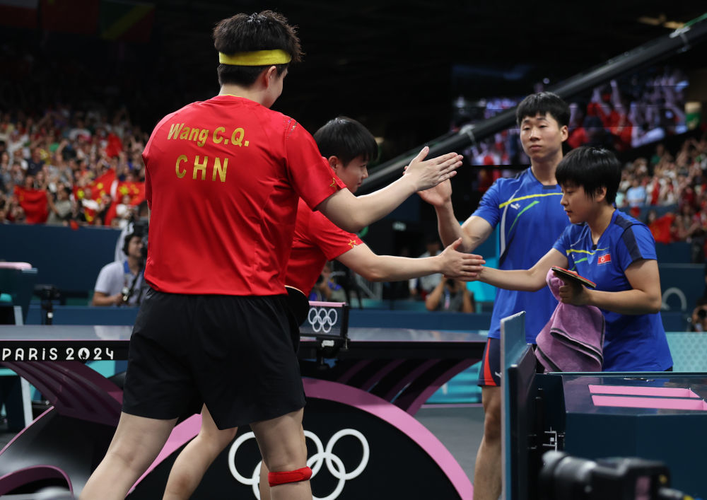 ↑7月30日,王楚钦(左一)/孙颖莎(左二)赛后和李正植/金琴英(右一)致意。新华社记者王东震摄