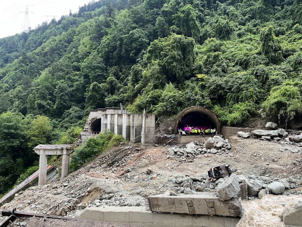 这是雅康高速公路康定至泸定段日地1号隧道至2号隧道间桥梁垮塌现场（8月3日摄）。 新华社发