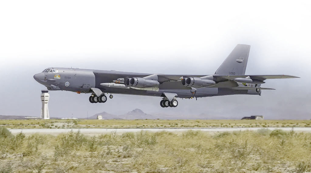 挂载AGM-183A导弹的B-52轰炸机。
