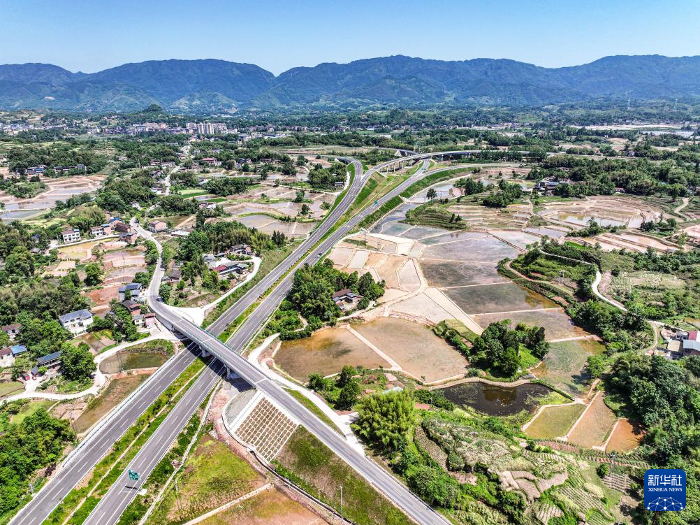 在建和已建成川渝间省际高速公路通道21条;水上,万州新田港,涪陵龙头