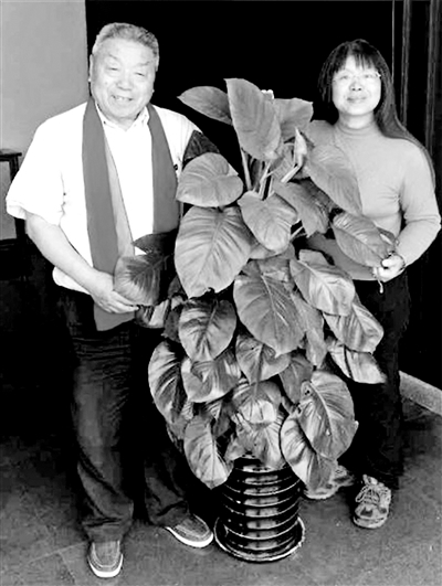 沈昌瑞(左)与本文作者合影