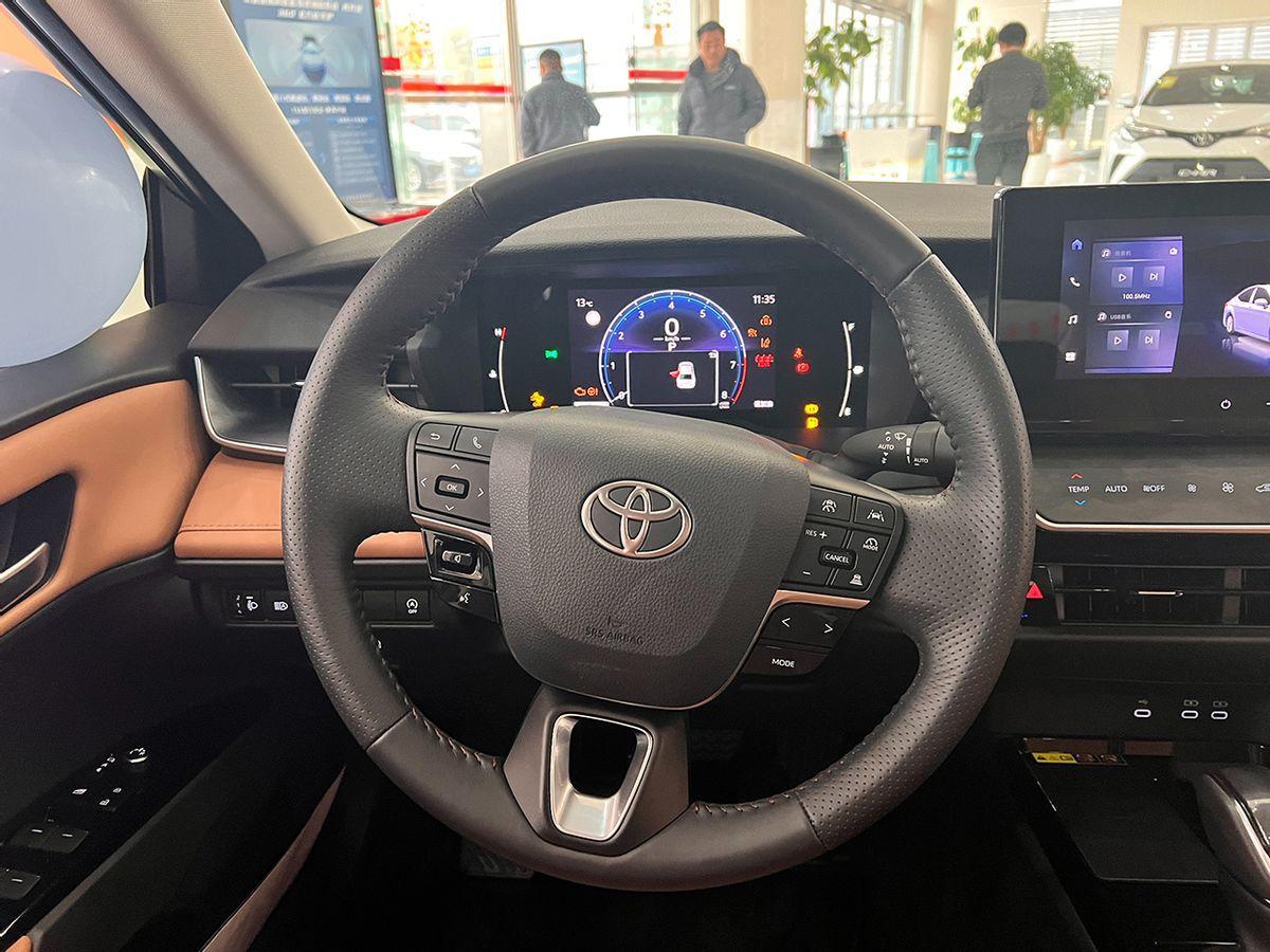 取消2.5燃油版,新增2.0HEV动力,8155芯片上车,全新凯美瑞实拍