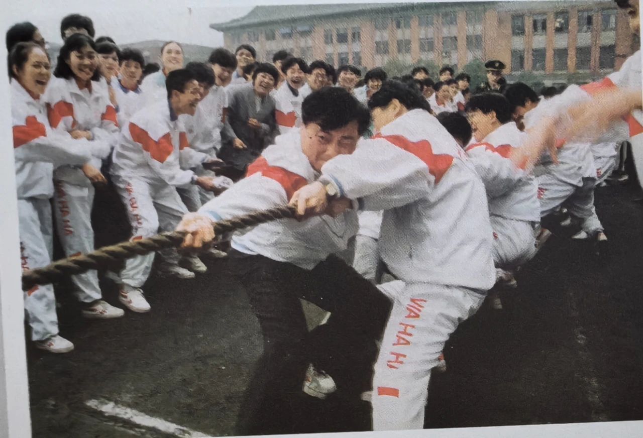 1995年 10月8日，娃哈哈庆祝创业8周年，宗庆后也上场来参与拔河比赛。图片来源：浙商杂志