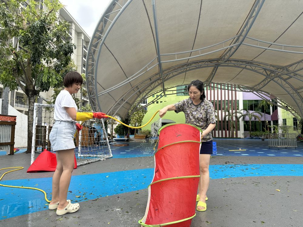 海口市教育幼儿园在台风过后进行室外环境清理。新华社记者 陈凯姿 摄