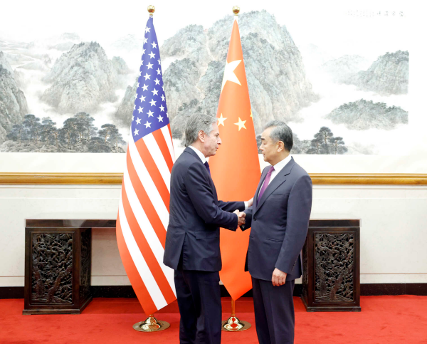 4月26日，中共中央政治局委员、外交部长王毅在北京同美国国务卿布林肯举行会谈 图：外交部