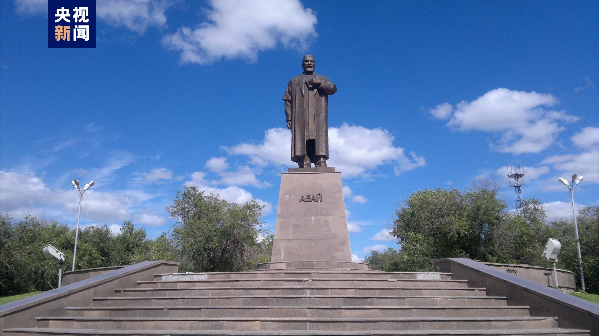 △哈萨克斯坦著名诗人、作曲家和思想家阿拜·库南巴耶夫的纪念碑