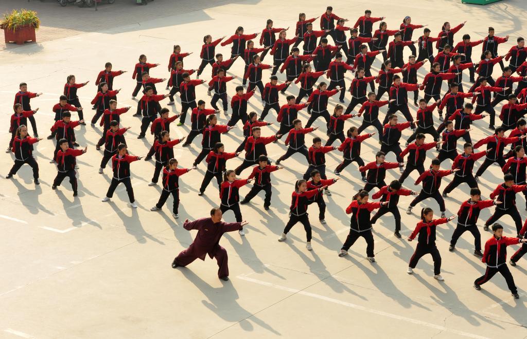 2020年11月19日，六合拳传承人石同鼎（下）在河北沧州泊头西关回民小学带领学生们练习六合拳。