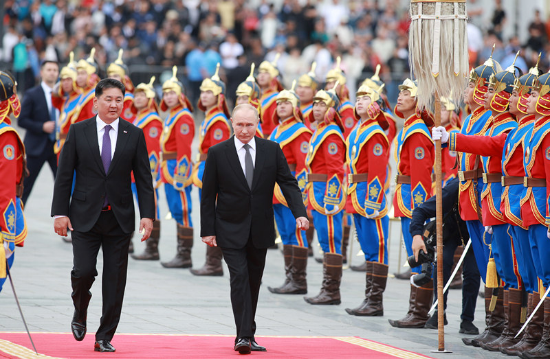 当地时间2024年9月3日，蒙古国乌兰巴托，蒙古国总统呼日勒苏赫在苏赫巴托广场举行仪式，欢迎俄罗斯总统普京正式访问蒙古国。IC Photo