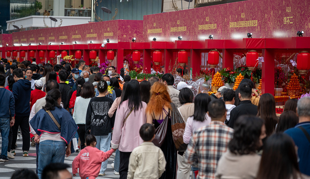 2024年2月3日，深圳迎春花市开街第一天吸引大批游客。图源：CFP