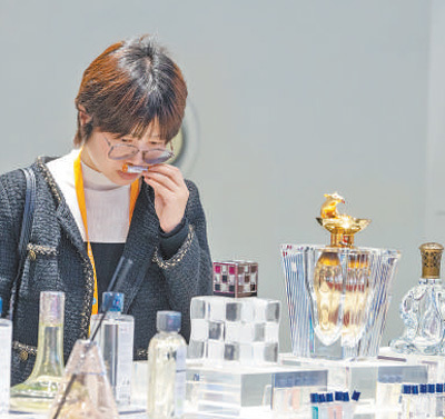 2023年11月7日，在第六届中国国际进口博览会上，来自法国的香氛产品吸引参观者驻足。翁奇羽摄（人民视觉）