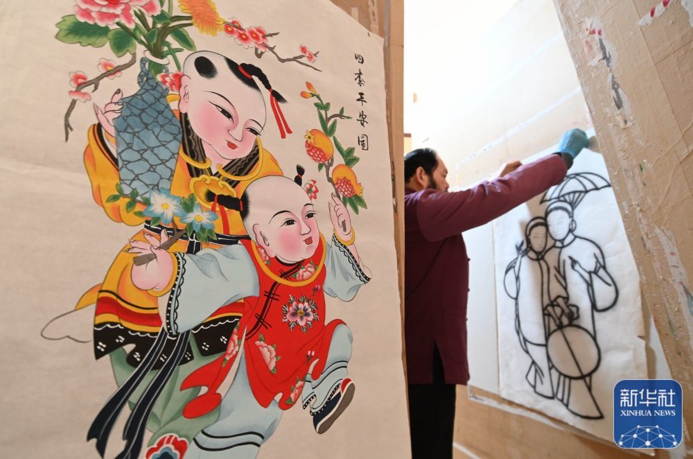 1月21日,在山东潍坊高密市姜庄镇的一家年画作坊,民间艺人在创作扑灰