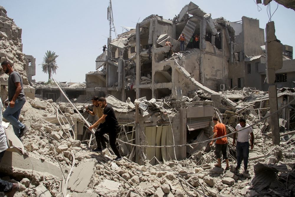 加沙地带,一座被以色列军队炸毁的民居正在展开救援工作IC Photo