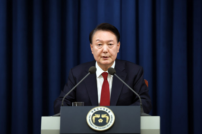 ◆11月15日,首尔中央地方法院对李在明涉嫌违反《公职选举法》一案进行一审宣判，他被判处有期徒刑1年,缓刑2年。