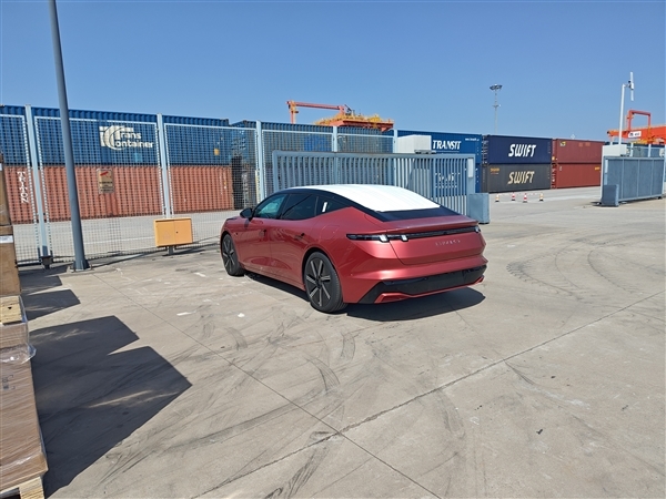 三厢版极氪001 领克全新纯电动轿车实车曝光:剑指小米SU7