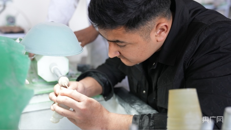 雕刻师将一块块玉石雕琢成精美的艺术品 （央广网发 乃比江 摄）