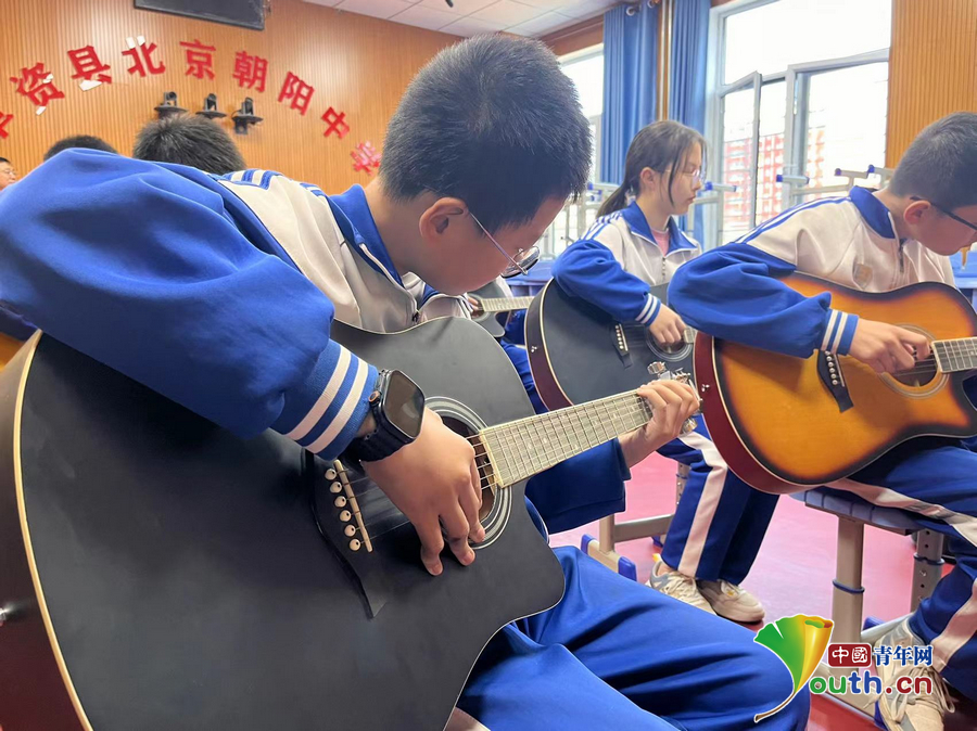 周末的校园里，同学们在老师的指导下练习吉他。中国青年网记者 秦亮 摄