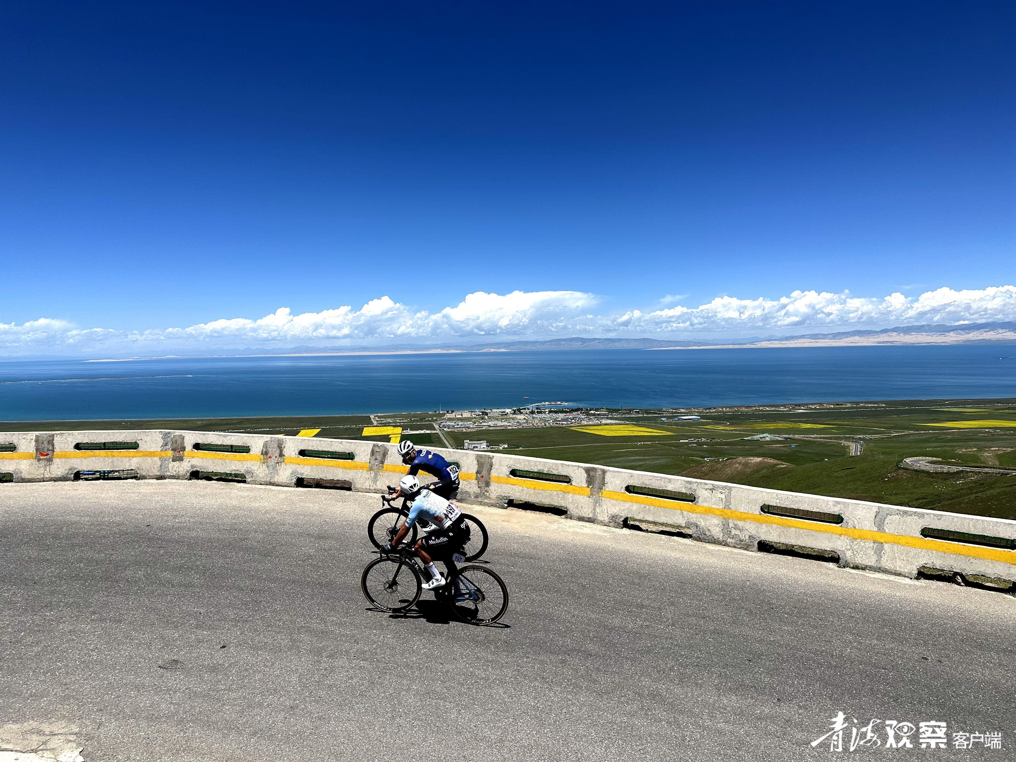 湖畔驰骋。青海日报融媒体记者 陆广涛 摄