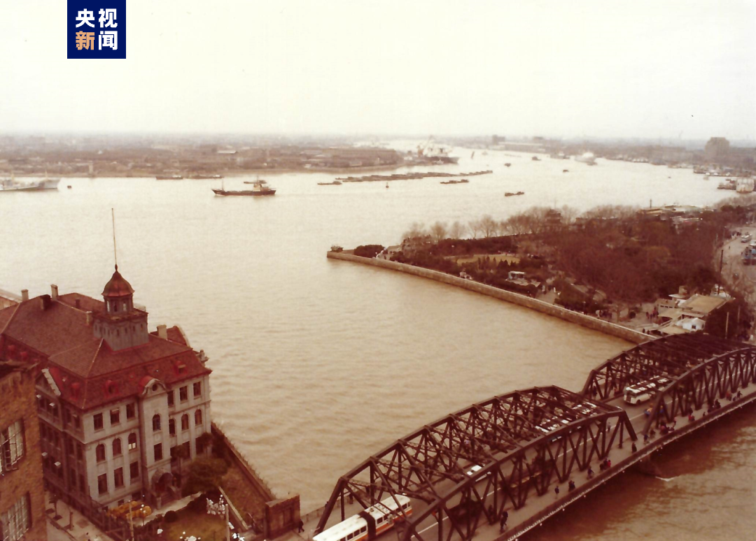 △上海黄浦江，丹尼斯&middot;西蒙拍摄于1981年。