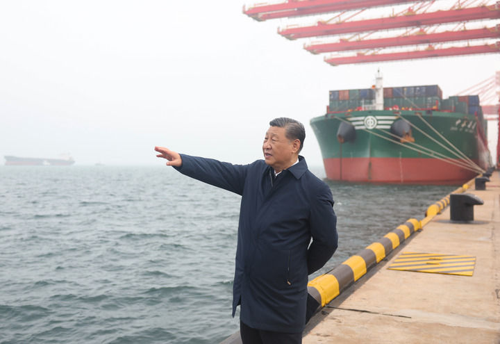 2024年5月，习近平总书记在山东日照港考察。新华社记者 鞠鹏 摄