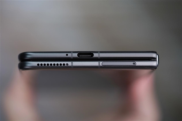 年度折叠屏手机推荐!荣耀Magic V3绒黑色图赏